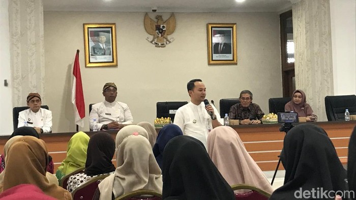 Wali Kota Solo Respati Ardi saat memberikan pengarahan ke 170 PPG yang magang guru TK-SMP, Kamis (25/6/2026).
