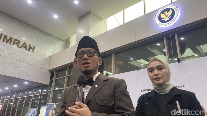 Wamenhaj Dahnil Anzar Simanjuntak (kiri) saat konferensi pers di Gedung Kementerian Haji dan Umrah RI, Jakarta Pusat, Kamis (25/6/2026).
