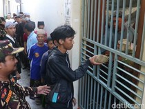 Ribuan Warga Tumplek Blek Antre Nasi Jangkrik Saat Buka Luwur Makam Sunan Kudus