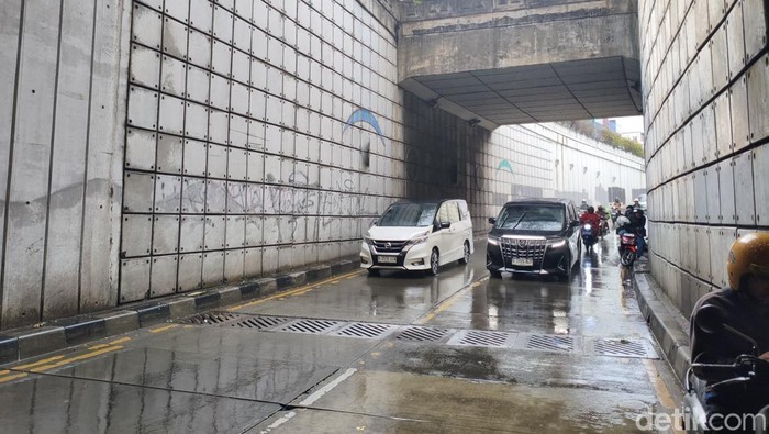 Warga mengeluhkan kondisi underpass Pasar Minggu yang licin dan menurun, menyebabkan pemotor terjatuh.  (Kurniawan F/detikcom)