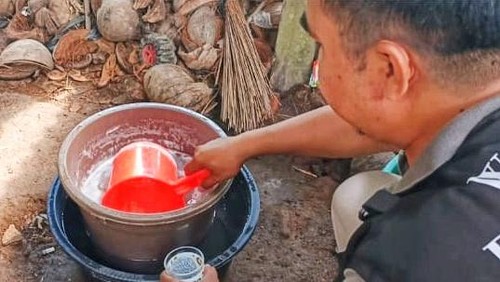 Warga mengonsumsi air tuak atau nira di Desa Mekarsari, Lombok Barat, Kamis (25/6/2026). (Foto: Ahmad Viqi/detikBali)