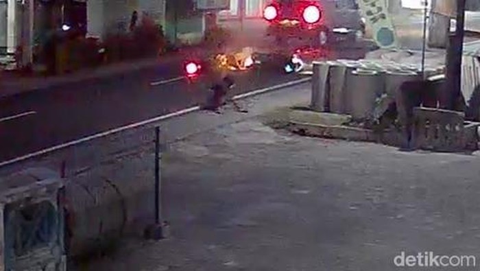 Warga Pasuruan meninggal saat mengejar maling yang curi motornya. Pencuri itu sempat tertabrak mobil tapi berhasil diselamatkan temannya.