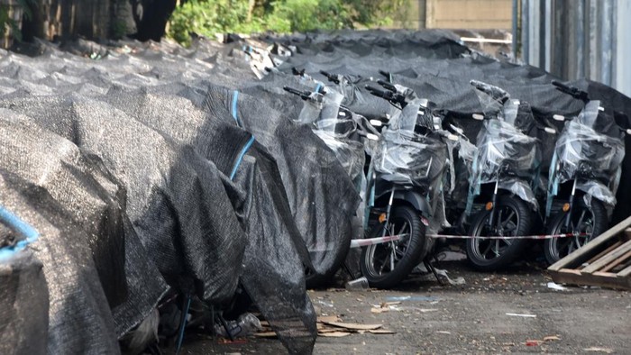 Sejumlah motor listrik milik Badan Gizi Nasional (BGN) tersimpan di salah satu gudang di kawasan industri Sentul, Kabupaten Bogor, Jawa Barat, Jumat (20/6/2026). Sebanyak 17.600 unit motor listrik milik BGN yang sebelumnya dibeli untuk operasional Satuan Pelayanan Pemenuhan Gizi (SPPG) tersebut direncanakan dihibahkan untuk menjadi motor operasional guru honorer diberbagai daerah di Indonesia. ANTARA FOTO/Arif Firmansyah/foc.