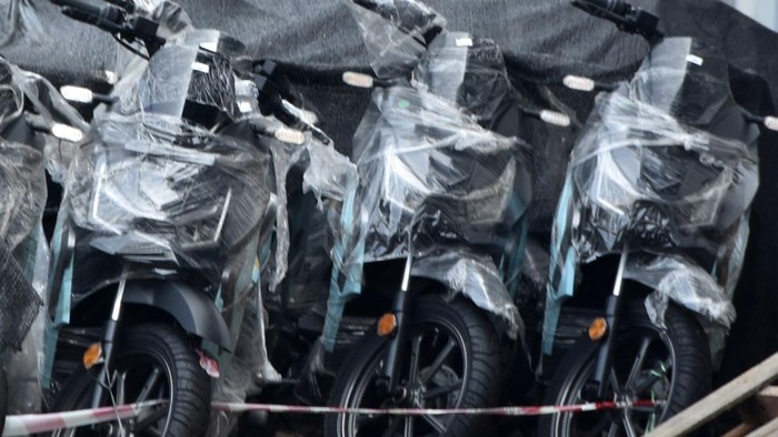Sejumlah motor listrik milik Badan Gizi Nasional (BGN) tersimpan di salah satu gudang di kawasan industri Sentul, Kabupaten Bogor, Jawa Barat, Jumat (20/6/2026). Sebanyak 17.600 unit motor listrik milik BGN yang sebelumnya dibeli untuk operasional Sa