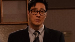 Tapi Manager Kim terpaksa mengaktifkan lagi mode agen rahasianya ketika Minji diculik. Dia mau melakukan semua hal demi menyelamatkan dan melindungi sang putri. (Foto: dok. SBS)