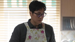 So Ji Sub memerankan Manager Kim, seorang ayah tunggal yang sayang banget sama anak perempuannya, Minji. (Foto: dok. SBS)