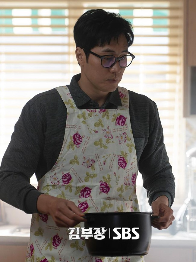 Potret So Ji Sub Jadi Bapak Rumah Tangga di Agent Kim Reactivated
