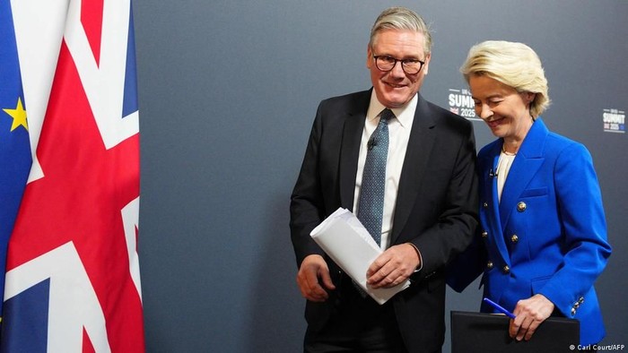 Perdana Menteri Inggris Keir Starmer dan Presiden Komisi Eropa Ursula von der Leyen berbicara dalam konferensi pers pada KTT pertama Uni Eropa-Inggris sejak Brexit, Mei 2025 (Carl Court/AFP)