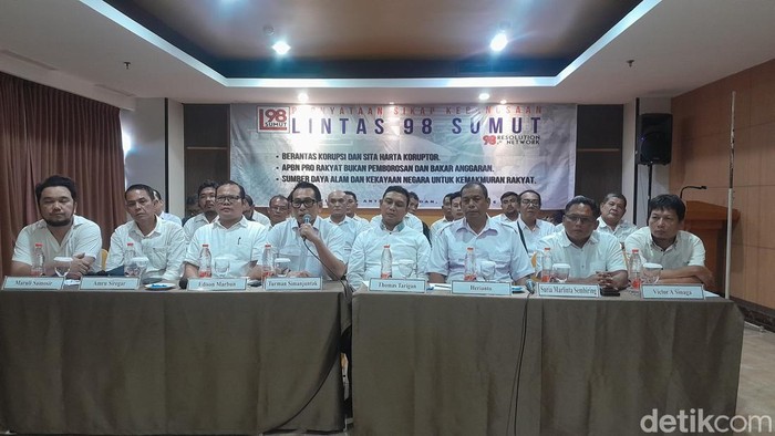 Aktivis dari Lintas 98 Sumut dan 98 Resolution Network memberikan pernyataan di Medan (Nizar Aldi/detikSumut)