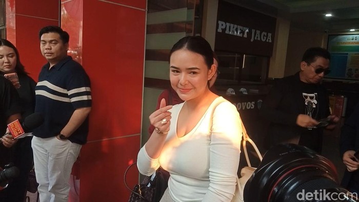 Amanda Manopo mendatangi Polres Jakarta Selatan, Jumat (26/6/2026).