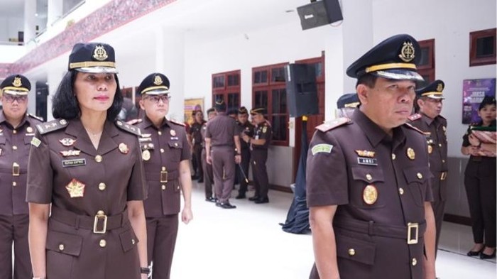 Amriyata (kanan) saat dilantik menjadi Kajari Sergai di Kejati Sumut beberapa waktu lalu.
(