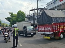 Stok Terlambat, Antrean Kendaraan Isi BBM di SPBU Kota Batu Mengular