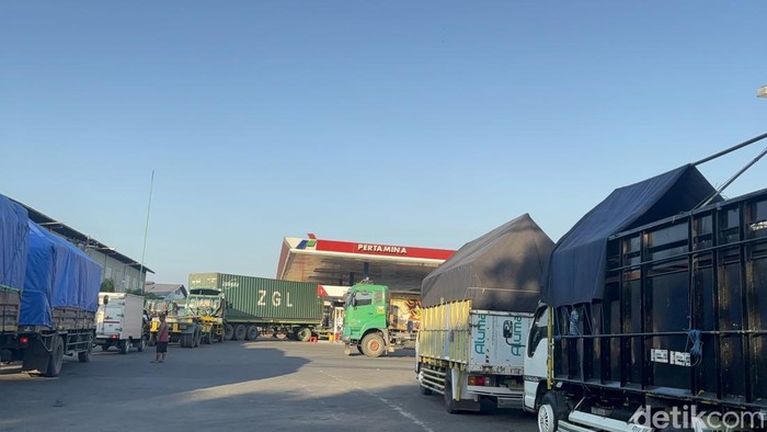 Antrean truk isi solar di SPBU Margomulyo.