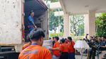 Foto: 800 Petugas Angkut Perabot Hotel Sultan ke Bekasi