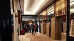 Foto: 800 Petugas Angkut Perabot Hotel Sultan ke Bekasi
