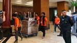 Foto: 800 Petugas Angkut Perabot Hotel Sultan ke Bekasi