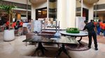 Foto: 800 Petugas Angkut Perabot Hotel Sultan ke Bekasi