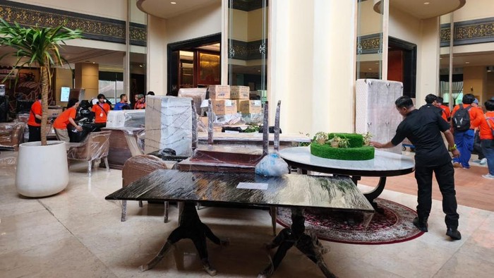 Barang-barang Hotel Sultan dipindahkan.