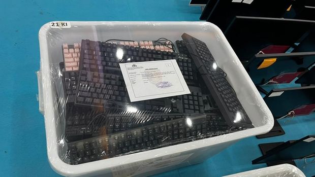 Bareskrim memamerkan tumpukan duit tunai senilai Rp 8 miliar peralatan bukti kasus gambling online di Hayam Wuruk (Rumondang Naibaho/detikcom)