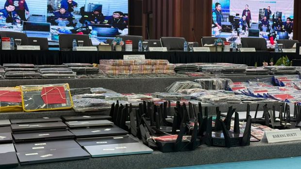 Bareskrim memamerkan tumpukan duit tunai senilai Rp 8 miliar peralatan bukti kasus gambling online di Hayam Wuruk (Rumondang Naibaho/detikcom)