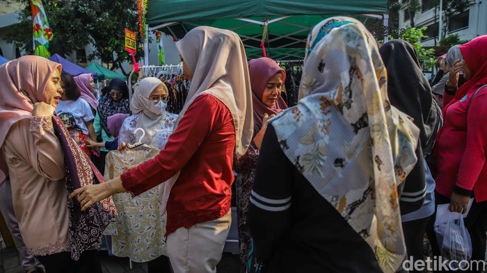 Sejumlah penduduk memadati pagelaran makanan dan busana nan digelar di laman Kantor Wali Kota Jakarta Utara, Jumat (26/6/2026). Kegiatan ini menjadi bagian dari rangkaian seremoni HUT ke-499 Jakarta sekaligus menyambut perjalanan menuju lima abad ibu kota.