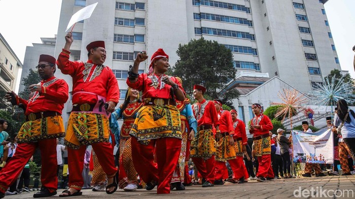 Suasana meriah mewarnai halaman Kantor Wali Kota Jakarta Utara saat ratusan peserta mengikuti pawai budaya dalam rangka menyambut Hari Ulang Tahun (HUT) ke-499 Jakarta, Jumat (26/6/2026). Beragam kostum adat Betawi hingga replika ikon transportasi modern ibu kota tampil memukau dan menjadi simbol perjalanan panjang Jakarta yang kini hampir memasuki usia lima abad.