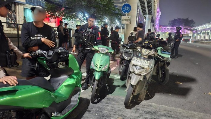 Brimob Polda Metro Jaya patroli malam di Jakarta hingga Bekasi