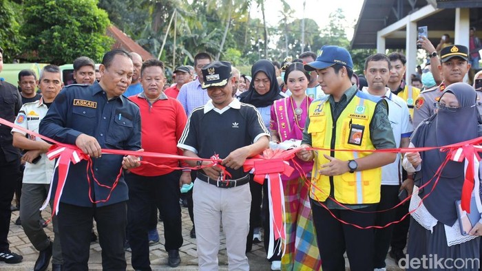 Bupati Bone Andi Asman Sulaiman (tengah) meresmikan IPLT Passippo. Agung Pramono/detikSulsel
