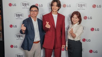 Kemudian acara keliling rumah Minho pun ditutup dengan foto bersama Regional CEO and Asia Pacific LG Electronics Jaeseung Kim dan VP Brand Management Division, Overseas Sales and Marketing Company LG Electronics Hyoeun Kim Foto: LG Indonesia