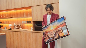 Masih di area dapur, kali ini Minho memamerkan LG StandbyME 2. Smart monitor swing yang dirancang untuk mendukung berbagai aktivitas, mulai dari bekerja, menikmati hiburan hingga mengakses konten digital dengan lebih fleksibel. Foto: LG Indonesia