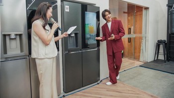 Lanjut ke perangkat dapur, kali ini Minho menunjukan LG InstaView Side by Side Refrigator. Kulkas dengan panel kaca InstaView yang memungkinka pengguna melihat isi kulkas hanya dengan mengetuk permukaannya dua kali. Foto: LG Indonesia