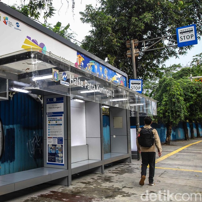 Coretan Vandalisme Dibersihkan, Halte Patra Kuningan 2 Kembali Rapi