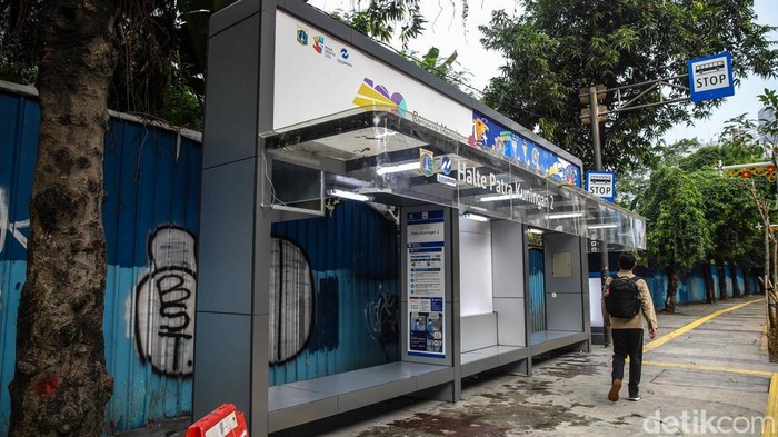 Halte Transjakarta Patra Kuningan 2 kembali bersih setelah petugas menghapus coretan vandalisme, mengembalikan kenyamanan pengguna transportasi publik.