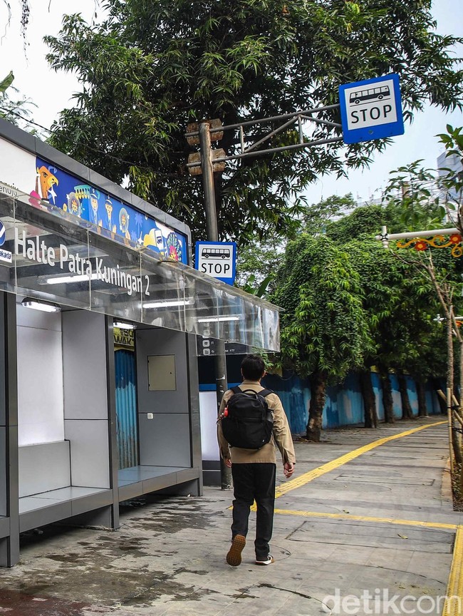Coretan Vandalisme Dibersihkan, Halte Patra Kuningan 2 Kembali Rapi
