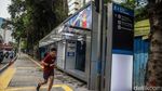 Coretan Vandalisme Dibersihkan, Halte Patra Kuningan 2 Kembali Rapi