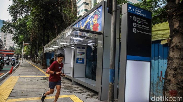 Halte Transjakarta Patra Kuningan 2 kembali bersih setelah petugas menghapus coretan vandalisme, mengembalikan kenyamanan pengguna transportasi publik.