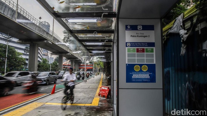 Halte Transjakarta Patra Kuningan 2 kembali bersih setelah petugas menghapus coretan vandalisme, mengembalikan kenyamanan pengguna transportasi publik.