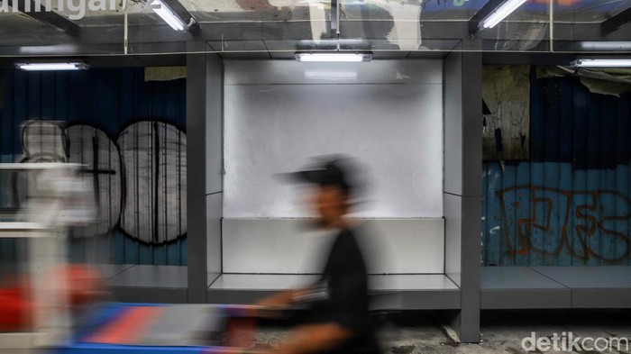Halte Transjakarta Patra Kuningan 2 kembali bersih setelah petugas menghapus coretan vandalisme, mengembalikan kenyamanan pengguna transportasi publik.