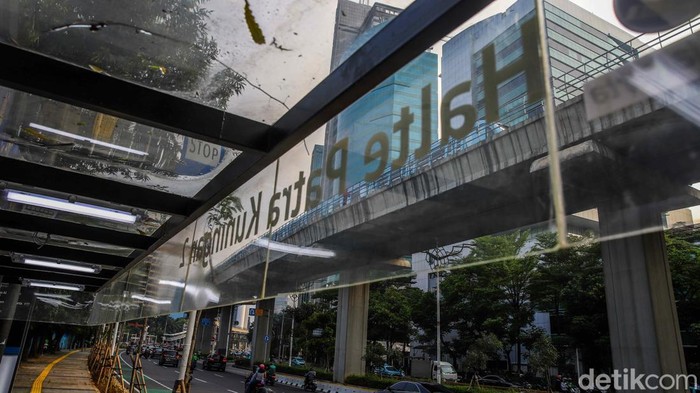 Halte Transjakarta Patra Kuningan 2 kembali bersih setelah petugas menghapus coretan vandalisme, mengembalikan kenyamanan pengguna transportasi publik.