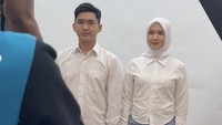 Kalau udah foto background biru ini salah satu adegan dewasa gasi? #DEAANS, tulis Dea Annisa dalam unggahannya, Jumat (26/6/2026). Foto: Instagram @deaaannisa