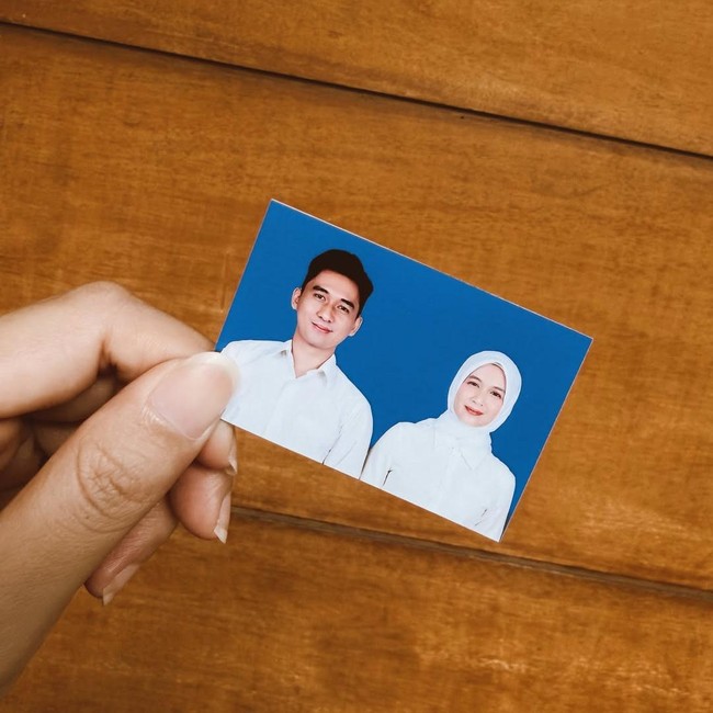 Dea Annisa dan Zaki Pamer Foto Background Biru, Kode Pernikahan Makin Dekat?
