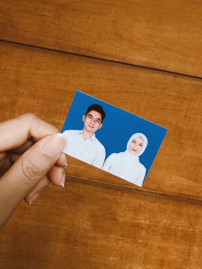 Dea Annisa dan Zaki Pamer Foto Background Biru, Kode Pernikahan Makin Dekat?