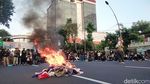 Potret Detik-detik Ricuh Demo di Depan Gedung Grahadi Surabaya