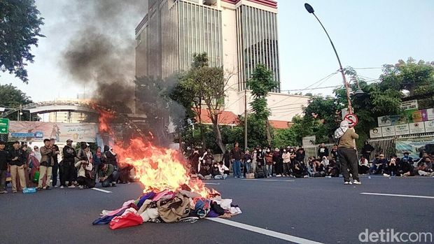 Demo di Grahadi serukan 'klakson kalau capek jadi WNI' ke pengendara yang melintas. Banyak yang membunyikan klakson. Demo di Grahadi serukan 'klakson kalau capek jadi WNI' ke pengendara yang melintas. Banyak yang membunyikan klakson.