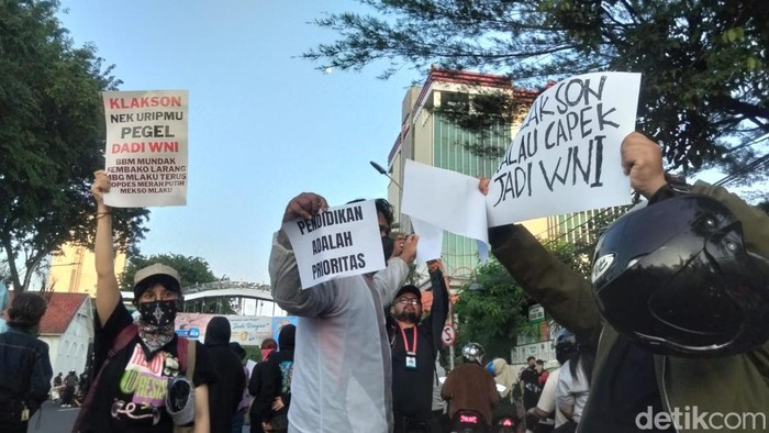 Demo di Grahadi serukan klakson kalau capek jadi WNI ke pengendara yang melintas. Banyak yang membunyikan klakson.