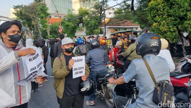 Demo di Grahadi serukan 'klakson kalau capek jadi WNI' ke pengendara yang melintas. Banyak yang membunyikan klakson. Demo di Grahadi serukan 'klakson kalau capek jadi WNI' ke pengendara yang melintas. Banyak yang membunyikan klakson.