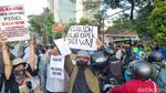 Potret Detik-detik Ricuh Demo di Depan Gedung Grahadi Surabaya