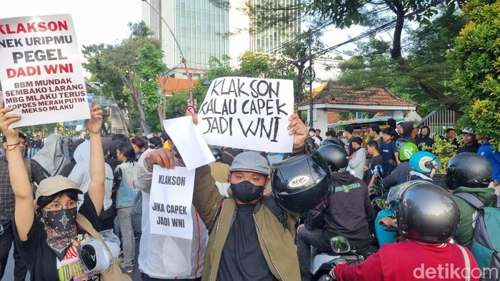Demo di Grahadi serukan klakson kalau capek jadi WNI ke pengendara yang melintas. Banyak yang membunyikan klakson.