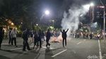 Potret Detik-detik Ricuh Demo di Depan Gedung Grahadi Surabaya