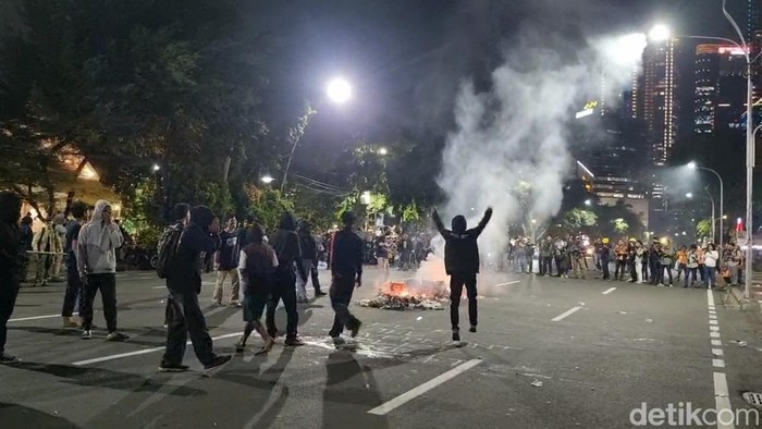 Masaa demo #Indonesiasekarat di depan Gedung Grahadi memanas